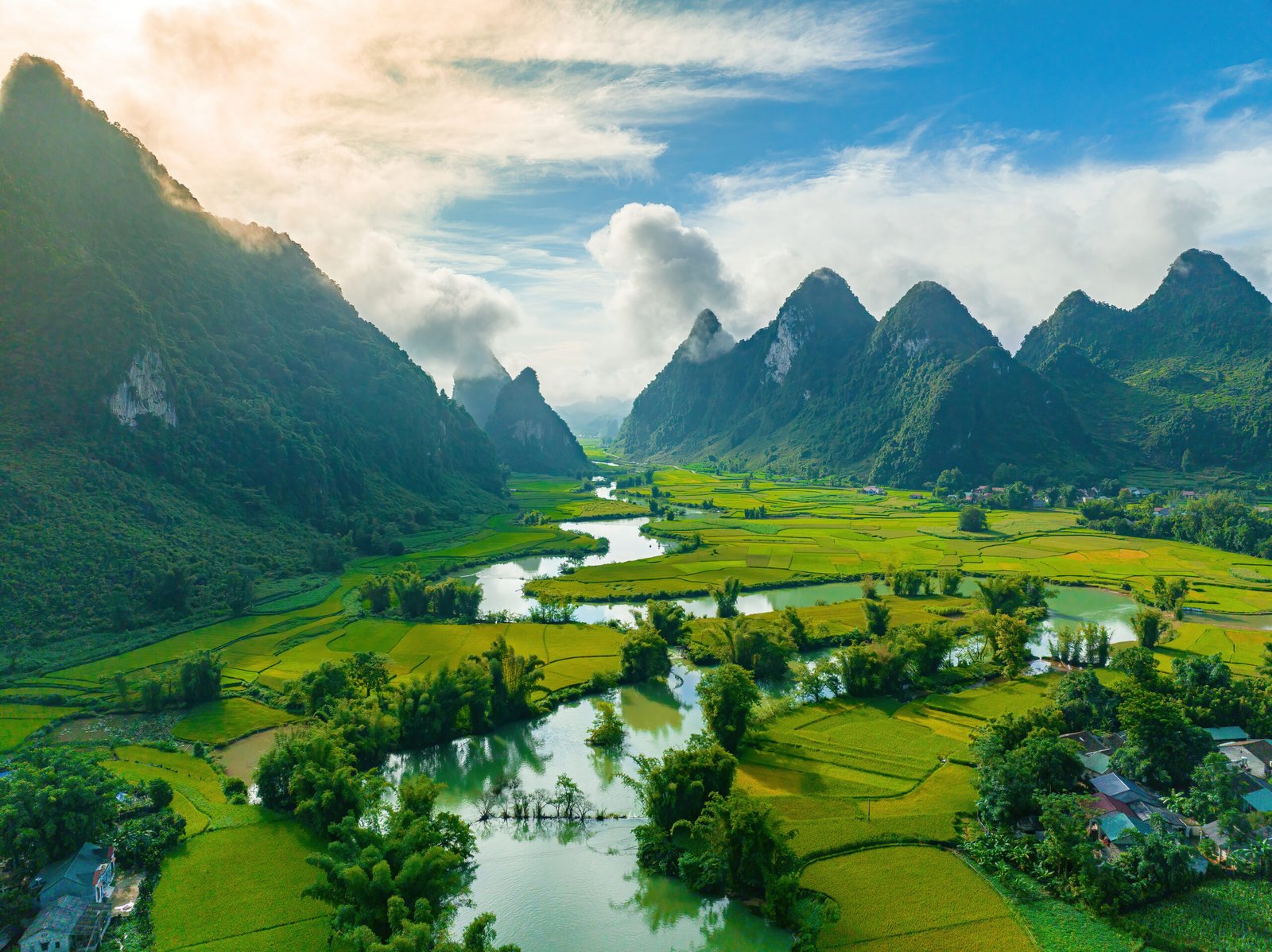 Travel to VIETNAM. Travelbeyondlk